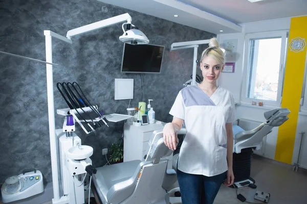 Young Dentist Her Small Modern Office — Stock Photo, Image