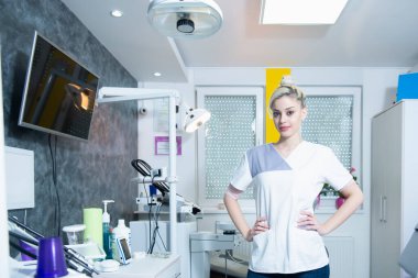 Kliniğindeki güzel dişçi.