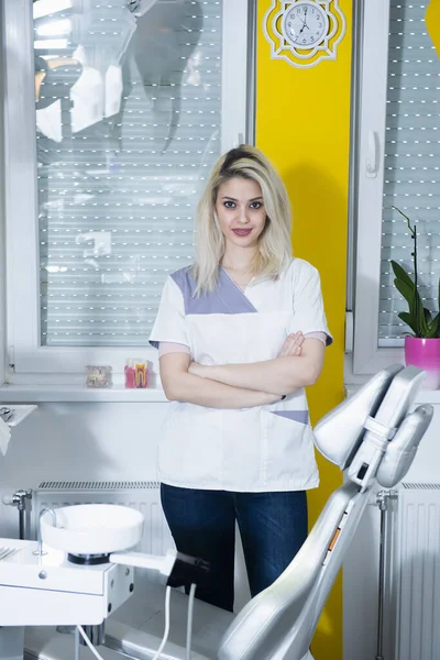 Retrato Uma Estomatologista Feminina Sua Clínica — Fotografia de Stock