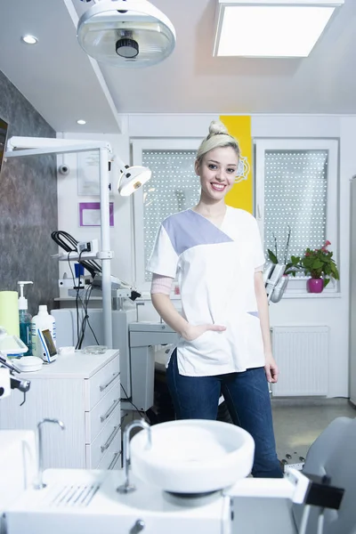 Dentista Femenina Con Una Hermosa Sonrisa Pie Clínica — Foto de Stock