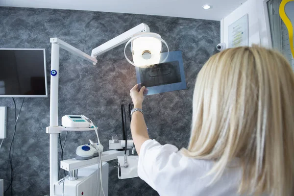 Odontóloga Mirando Una Tomografía Dental Paciente — Foto de Stock