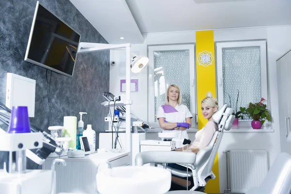 Female Dentist Her Patient Dental Office — Stock Photo, Image