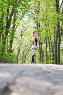 Açık hava eğitimi sırasında bahar patikasında duran bir kadın.