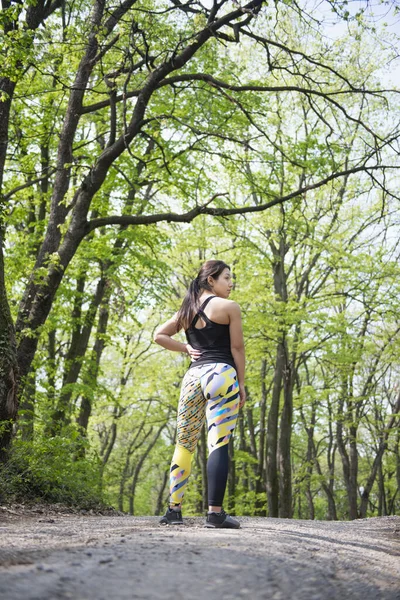 Chica Posando Sus Coloridos Pantalones Yoga — Foto de Stock