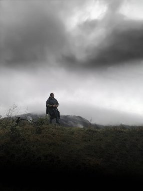 Karanlık bir günde dağları aşan bir Wayfarer