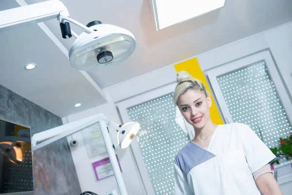 Female Doctor Standing Her Dental Clinic — Stock Photo, Image