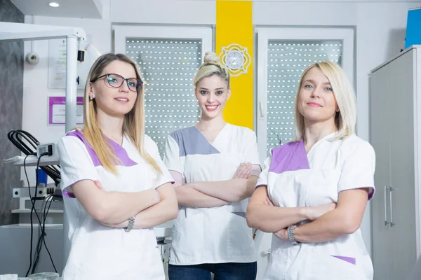 Three Dental Specialists Working Together Dental Office Fotos De Stock Sin Royalties Gratis