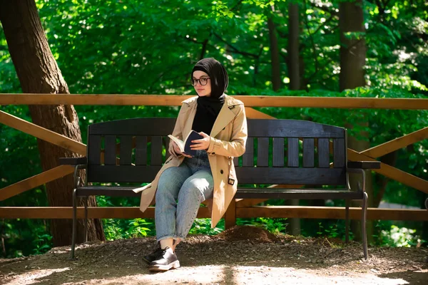 Mujer Musulmana Leyendo Libro Parque Durante Tiempo Libre — Foto de Stock