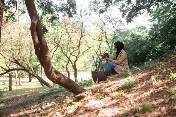 Girl Reading Novel Spring Day — 图库照片