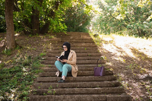 Muslim Woman Reading Book Springtime — ストック写真