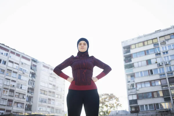 Mujer Musulmana Fuerte Pie Con Determinación Las Calles — Foto de Stock
