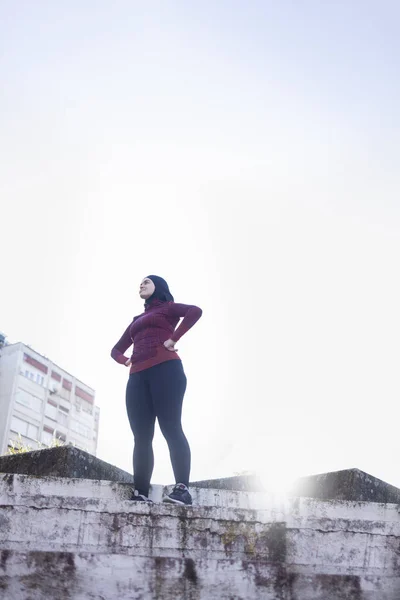 Orgullosa Fuerte Mujer Pie Determinada — Foto de Stock