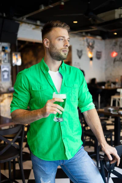 Snygg Man Grönt Håller Sin Pub För Patricks Day — Stockfoto