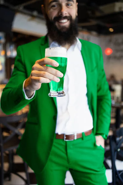 Skäggig Man Klädd Grönt För Patricks Day Håller — Stockfoto