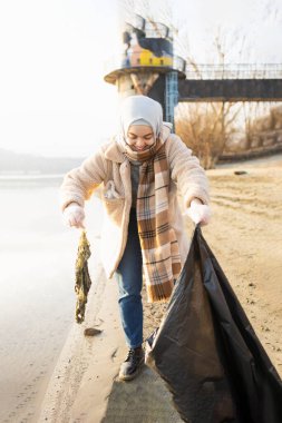 Çöpleri toplayan gönüllü.