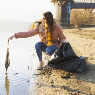 Plastik atıkların suyunu temizleyen genç bir kadın.