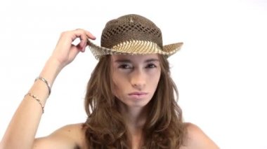 kadının şapkasını ile oynuyor