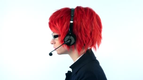 Mulher de apoio com fone de ouvido em peruca vermelha — Vídeo de Stock
