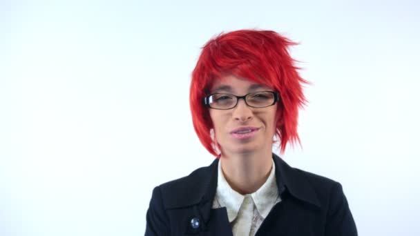 Frau mit roter Perücke spricht in die Kamera — Stockvideo