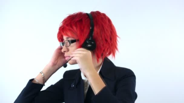 Supporto donna con auricolare in parrucca rossa — Video Stock