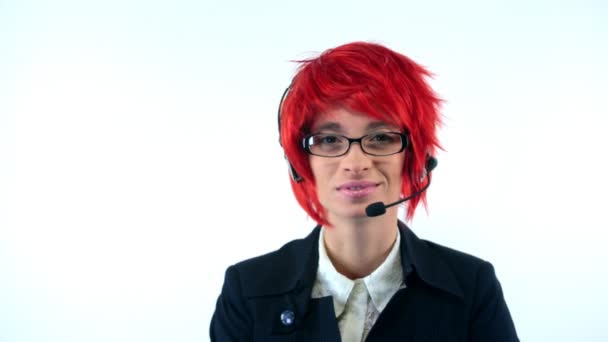 Υποστήριξη γυναίκα με ακουστικό στην κόκκινη περούκα — Αρχείο Βίντεο