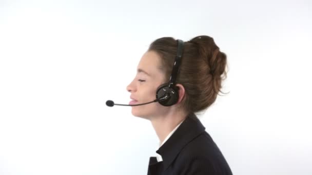 Mujer de apoyo hablando con un auricular — Vídeos de Stock