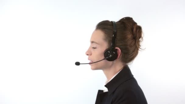Mujer de apoyo hablando con un auricular — Vídeo de stock