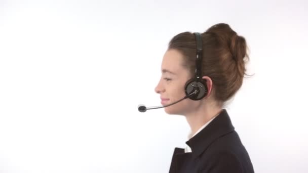 Unterstützt Frau im Gespräch mit einem Headset — Stockvideo