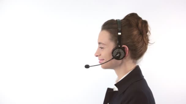 Stöd kvinna talar med ett headset — Stockvideo