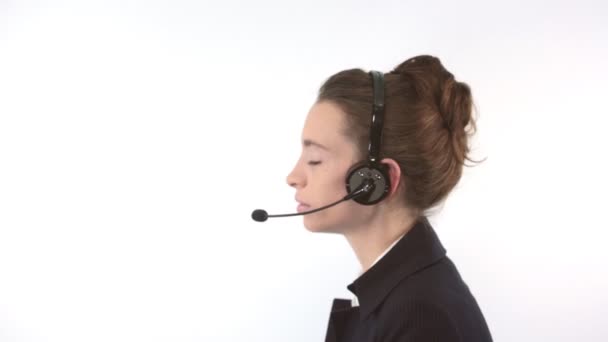 Mulher de apoio conversando com um fone de ouvido — Vídeo de Stock