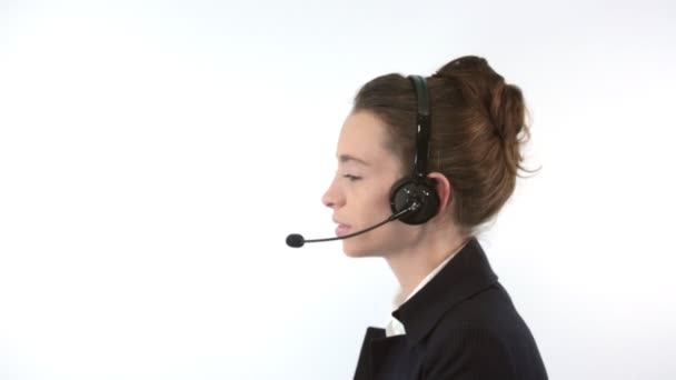 Unterstützt Frau im Gespräch mit einem Headset — Stockvideo