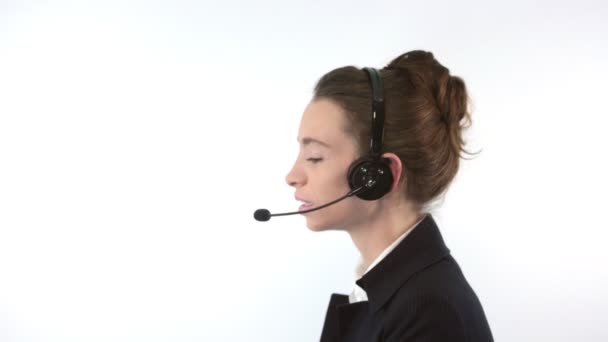 Mujer de apoyo hablando con un auricular — Vídeos de Stock