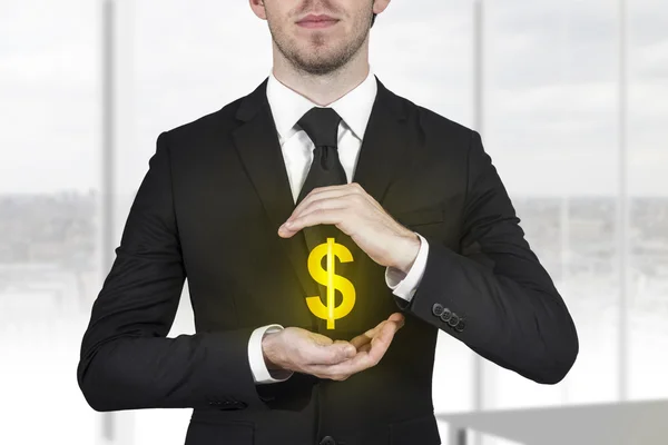 Forretningsmann som beskytter dollarsymbolet – stockfoto