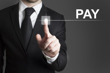 biznesmen wirtualnego przycisku zapłacić