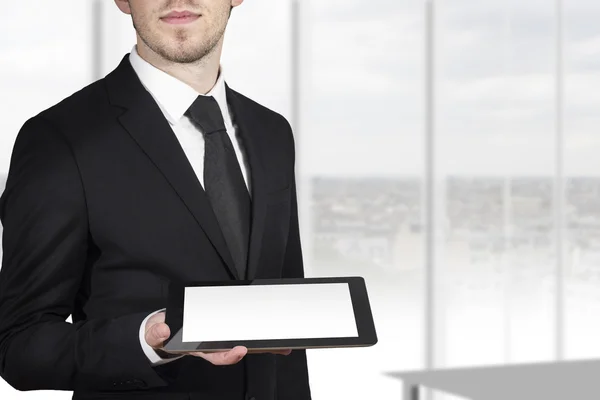 Бизнесмен держит планшетный пустой экран — стоковое фото