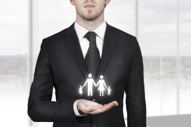 aile sembolü elinde tutan işadamı