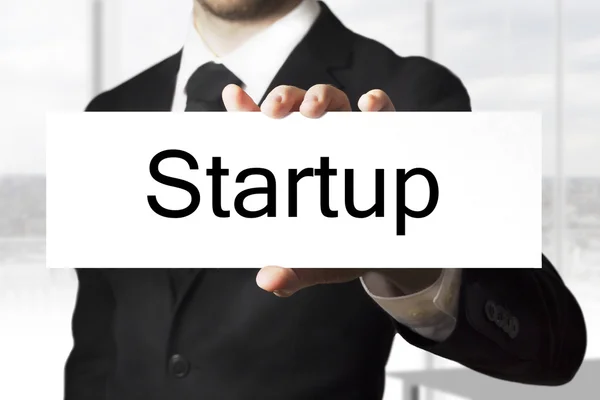 Geschäftsmann hält Startup-Zeichen hoch — Stockfoto