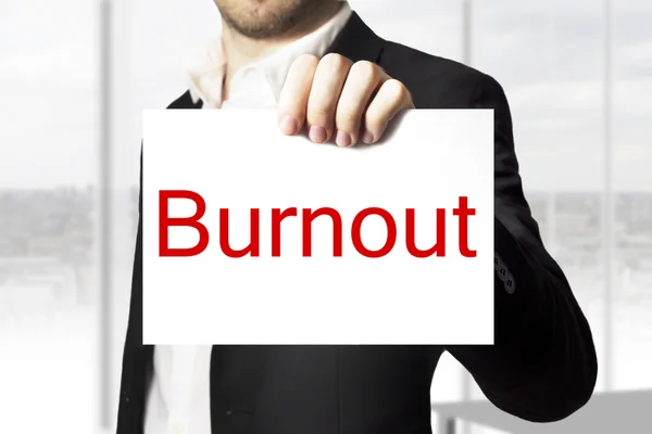 Geschäftsmann hält Zeichen für Burnout — Stockfoto