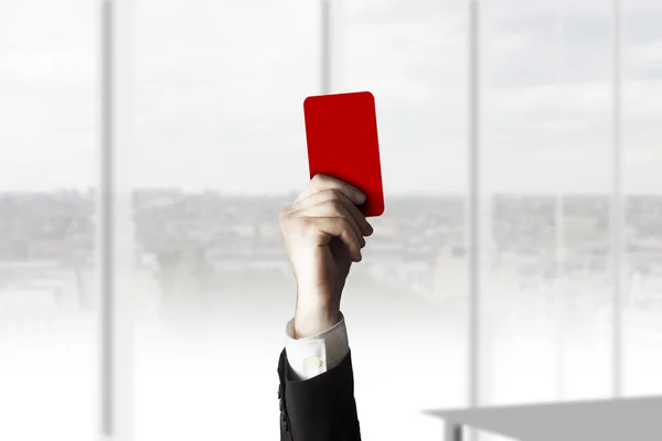 Χέρι που κρατά την κόκκινη κάρτα επαγγελματική εξουθένωση — Φωτογραφία Αρχείου