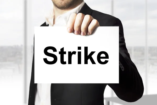 Affärsman hålla tecken strejk — Stockfoto