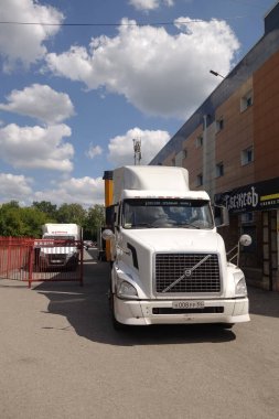      Omsk, Rusya - 20 Temmuz 2021: Sosyal pazarın yakınındaki kamyonet                          