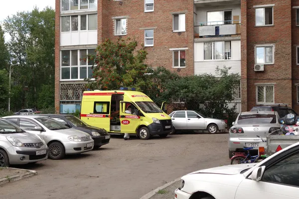 Omsk, Rusya - 30 Temmuz 2021: Svetlaya Caddesi 'ndeki evlerden birine bir ambulans çağrısı geldi
