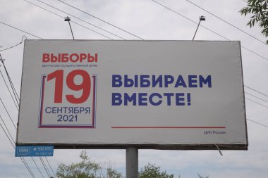 Omsk, Rusya - 24 Temmuz 2021: Rusya Devlet Duma seçimlerinin 19 Eylül 'deki billboard' u