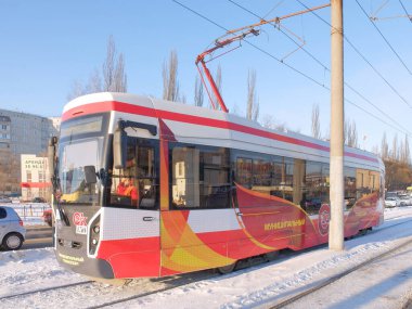 Omsk, Rusya - 29 Aralık 2021: Pervomaisky pazarındaki rotayı takip eden 7 numaralı tramvay