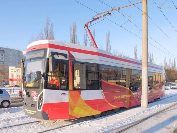 Omsk, Rusya - 29 Aralık 2021: Pervomaisky pazarındaki rotayı takip eden 7 numaralı tramvay
