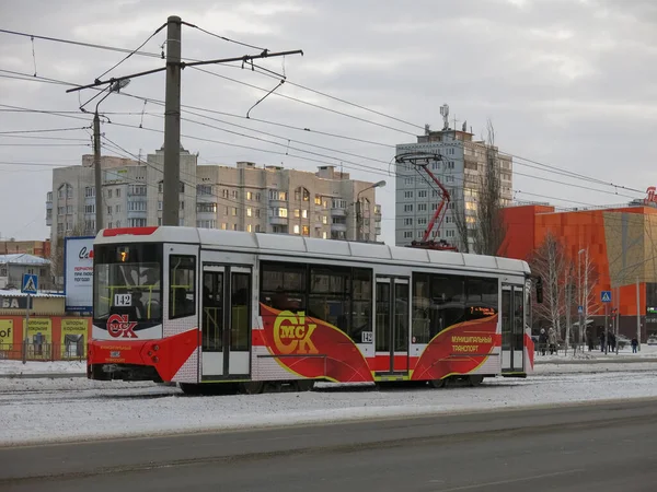 Omsk, Rusya - 20 Kasım 2021: Sinema rotasını takip eden 7 numaralı tramvay 