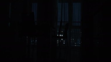 Sarı eldivenli el ağırlığı siler. Temizlik ve dezenfeksiyon