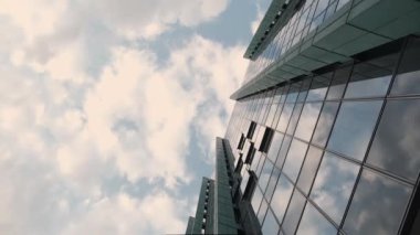 Frankfurt 'ta cam gökdelenler. Aşağıdan görüntü