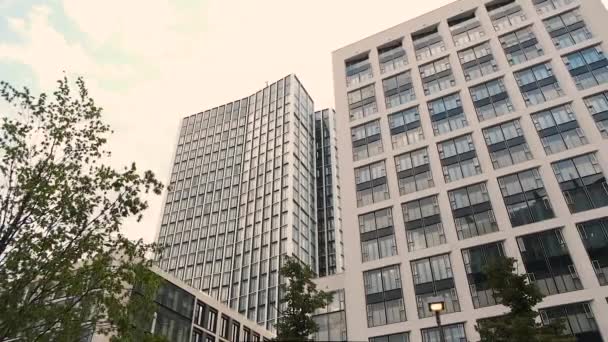 Üvegfelhőkarcolók Frankfurtban. Felvétel alulról — Stock videók