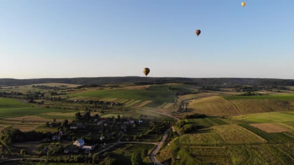 Летние воздушные шары на прекрасной природе под закатом — стоковое видео
